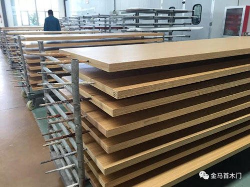 老挝太阳纸业木门生产过程中-山东实木门生产厂家金马首